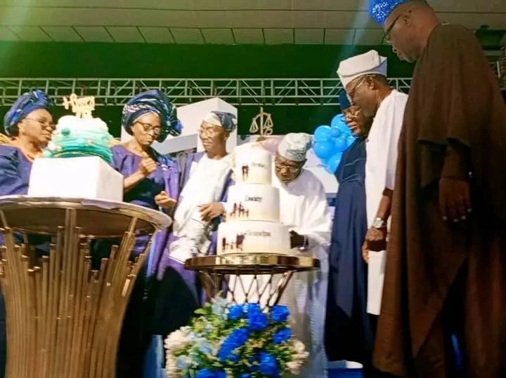 Obasanjo Eukinises Avocat constitutionnel Tunji Abayomi et 75