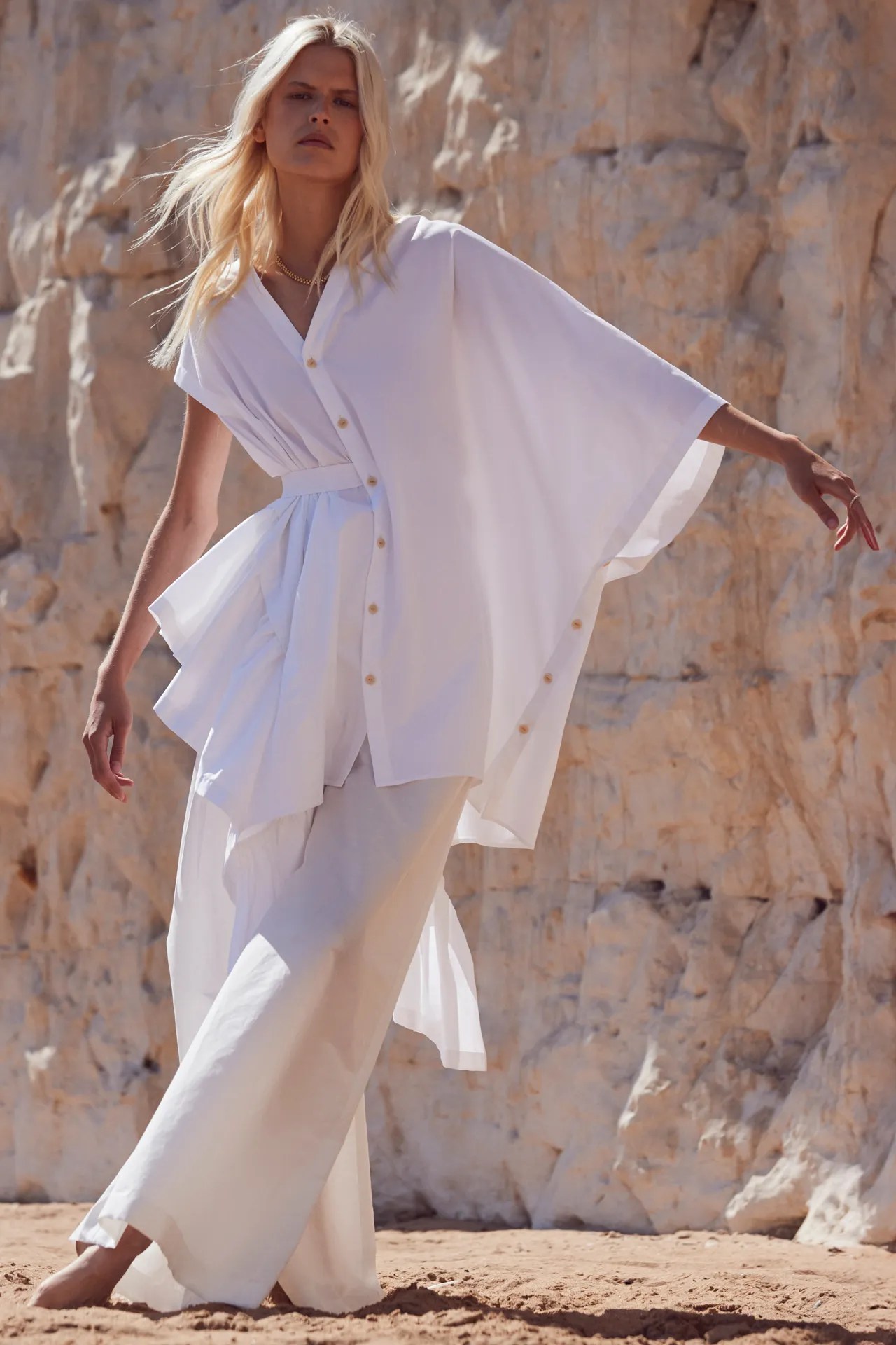Palmer Harding completo tunica e pantaloni in cotone bianco. Completi a tunica e caftani: l'eleganza senza età dell'estate 2026