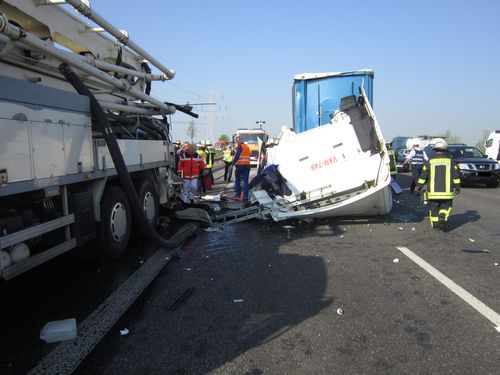 Schwerer LKW-Unfall bei Mainz-Hechtsheim 1 Das komplette Führerhaus des Sattelzuges wurde zerstört. (Bild: Polizei Mainz)