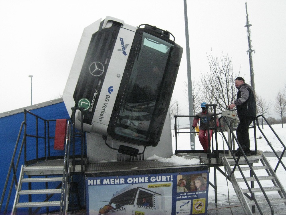 Dieser Simulator simuliert den Überschlag mit einem LKW. (Bild: Polizei Mainz)