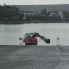 Niedrigwasser und eine Panne macht dem Fährbetrieb zu schaffen 3 Am Montagnachmittal war bereits ein Bagger auf der hessischen Seite im Einsatz. (Bild: Andreas Lerg)