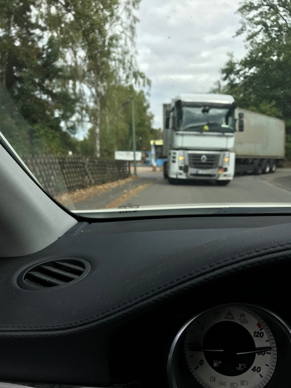 LKW-Fahrer haut ab, nachdem er Straßenlampe ramponiert hat 5 Der LKW, dessen Fahrer Fahrerflucht beging, fotografiert von einem Zeugen. (Foto: Polizei Ingelheim)