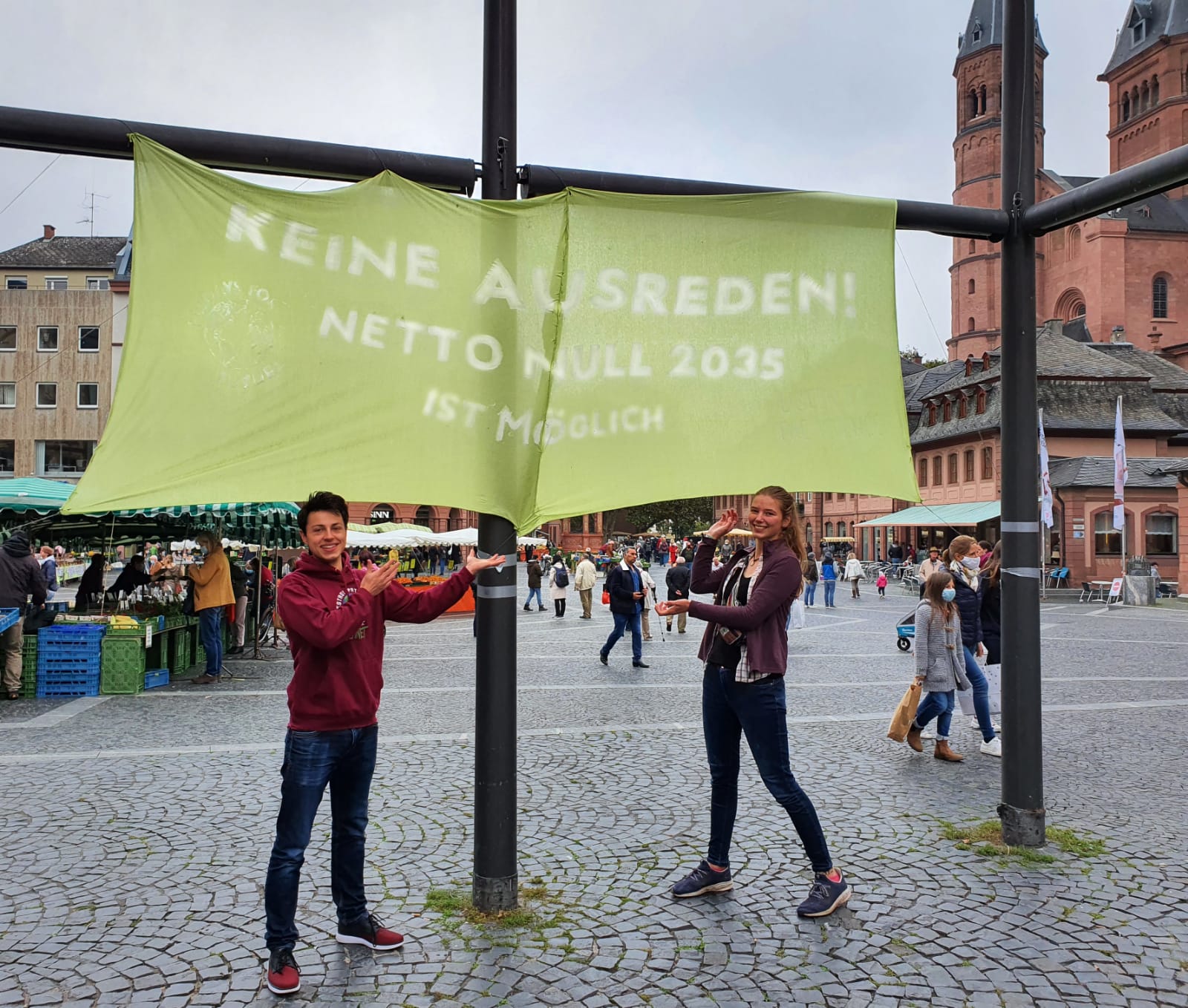 Die Banneraktion von FFF Mainz fand auf dem Marktplatz statt. Foto: FFF Mainz