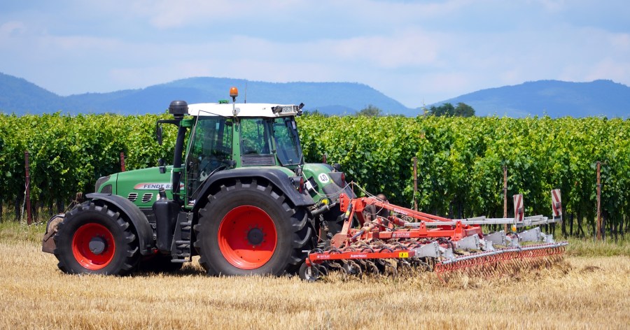Habeck kommt: Landwirte demonstrieren in Mainz 3 Traktor auf einem Acker. (Symbolbild: Pixabay)