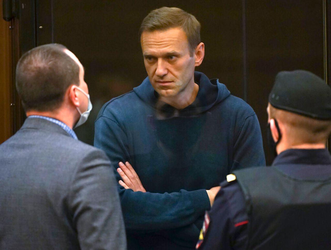 Amnesty international strips alexei navalny of “prisoner of conscience