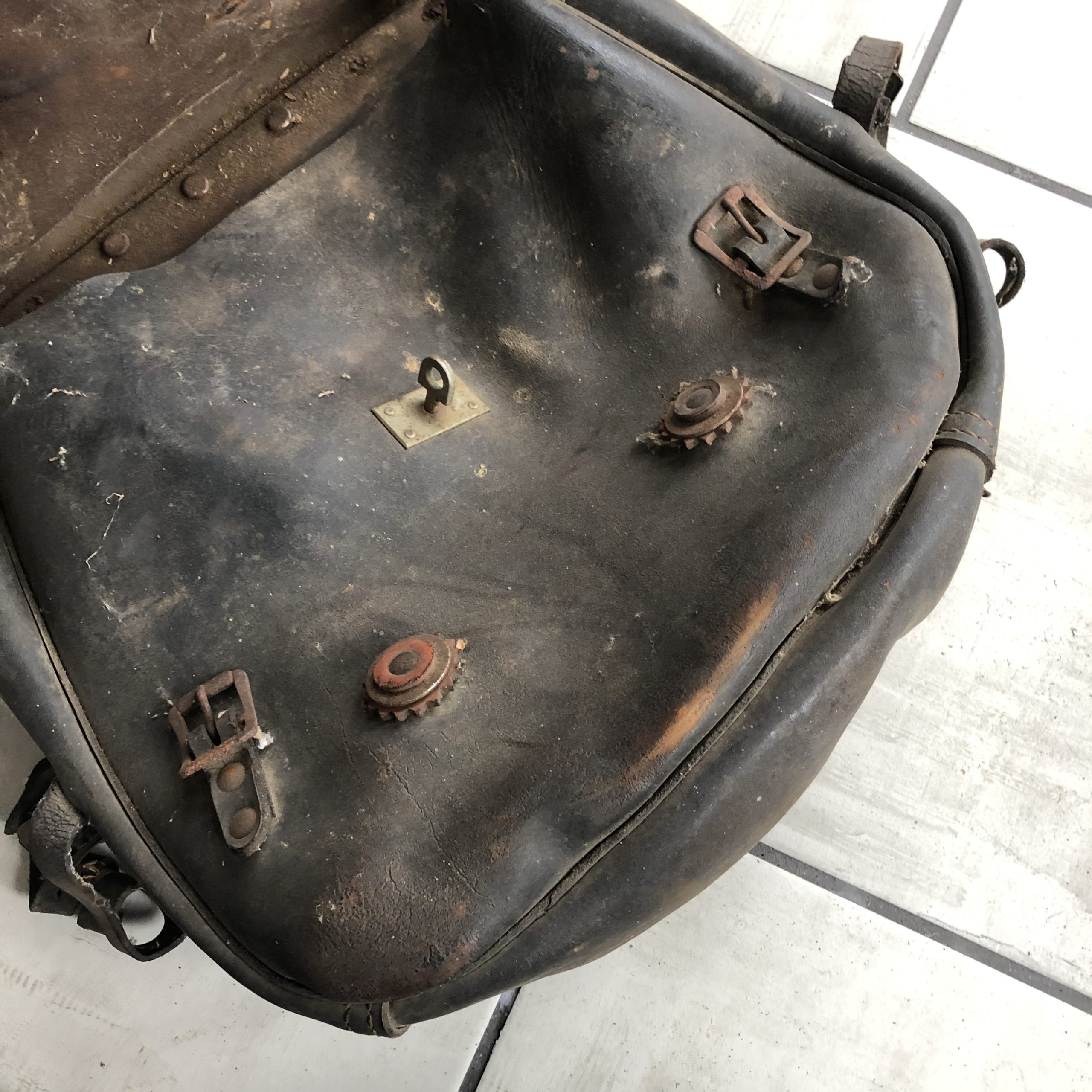 7961 1947年 ロックタイト・サドルバッグ – WWMCS