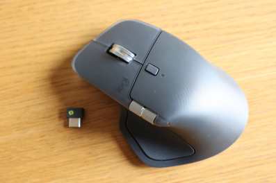 Logitech MX Master 4 avec son dongle Logi Bolt. Logitech MX Master 4 avec son dongle Logi Bolt.