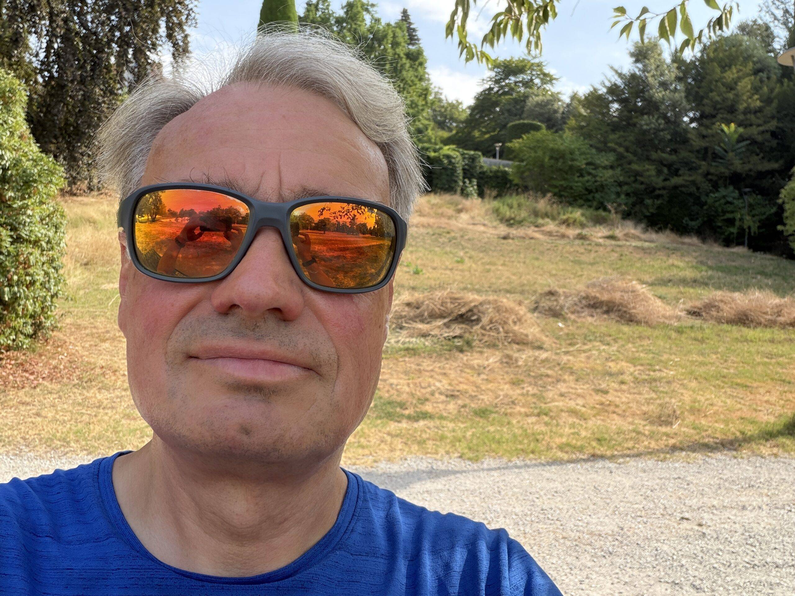 Apple iPhone 17 Pro Max: selfie en chemin.