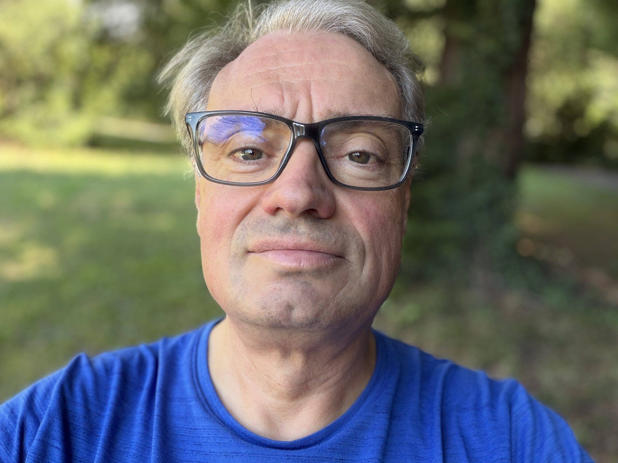 Apple iPhone 17 Pro Max: selfie en chemin.