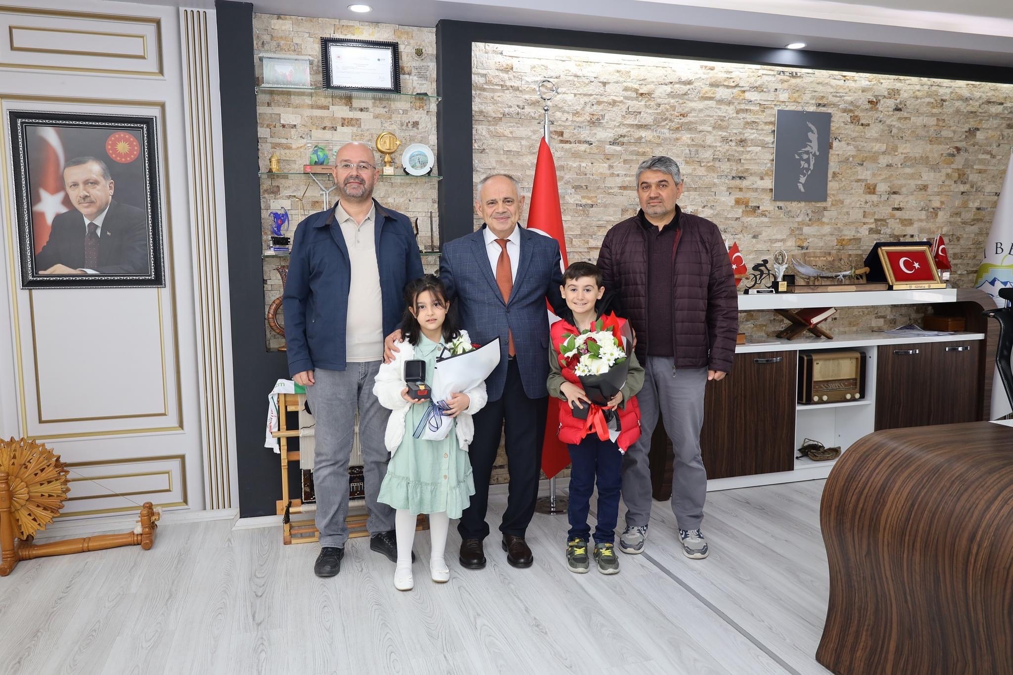 Koltuklarını öğrencilere devrettiler