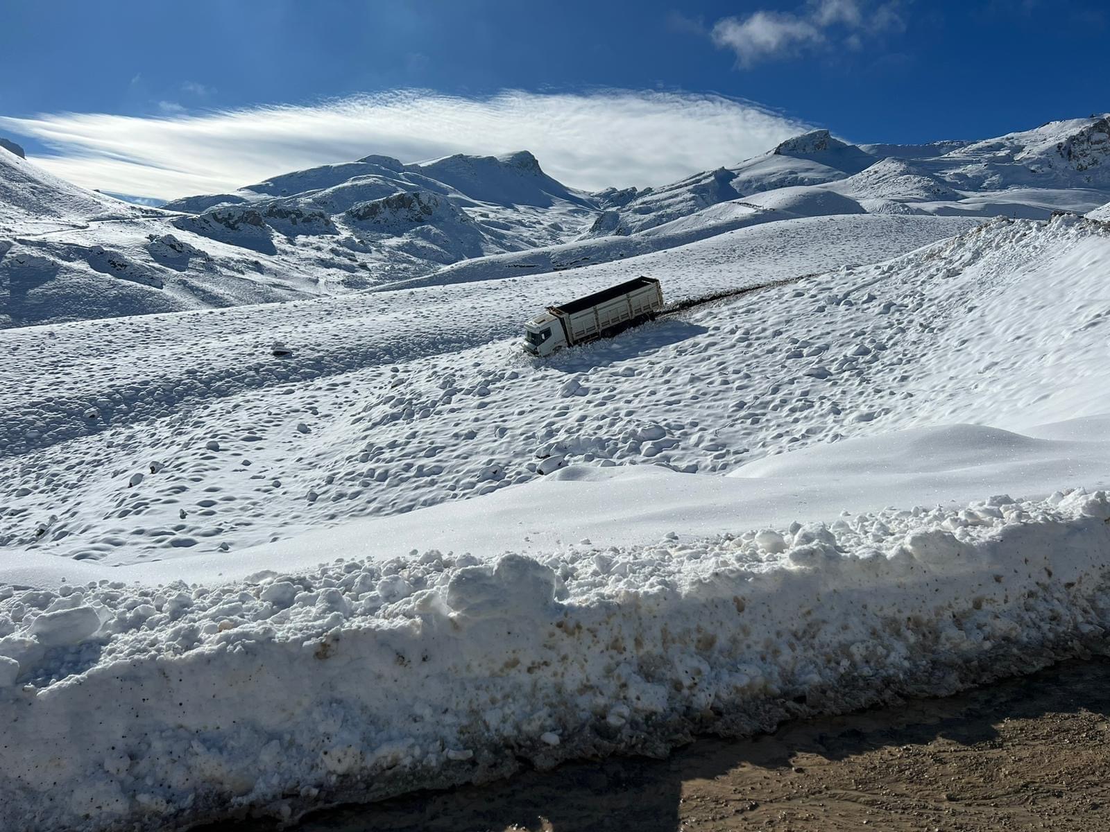 Freni boşalan kamyon, kar kütlesine çarptı