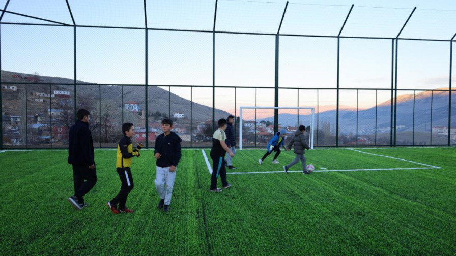 Yahyalı’daki o mahalleye halı saha açıldı