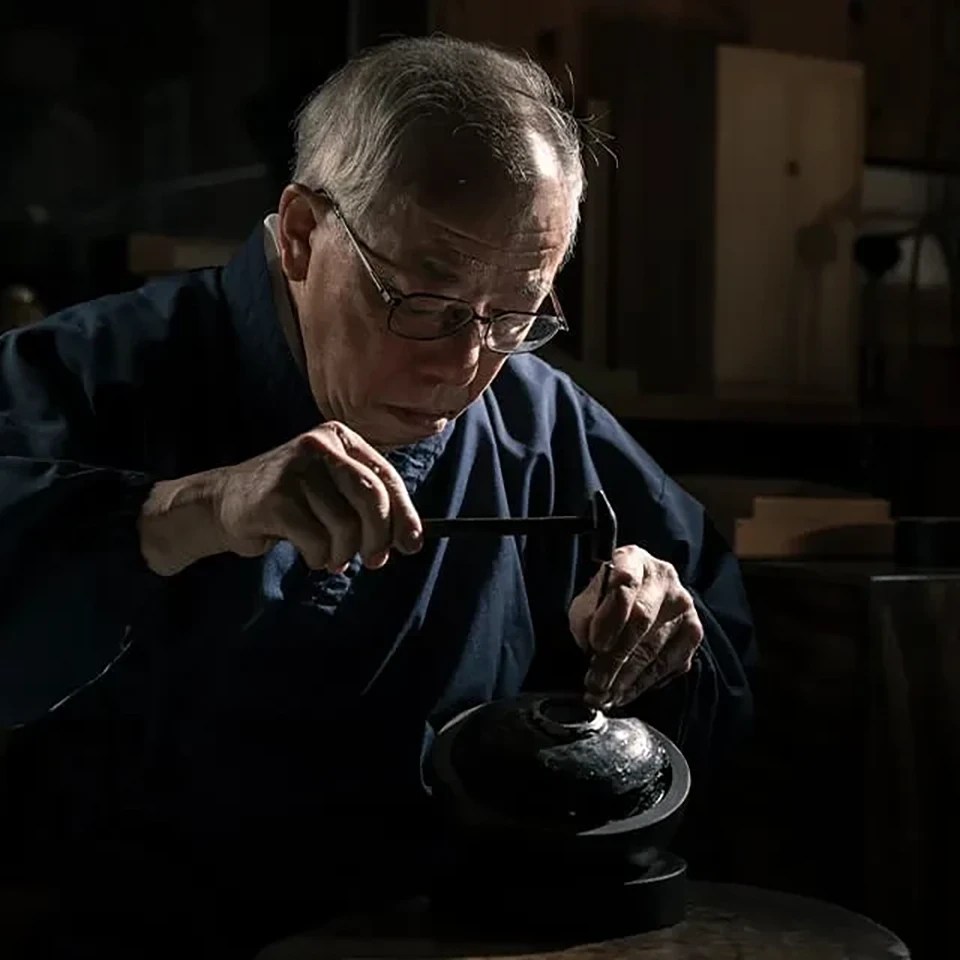 MRG-B2000KT-3Aのベゼルに施された鳳凰の緻密な彫金画像