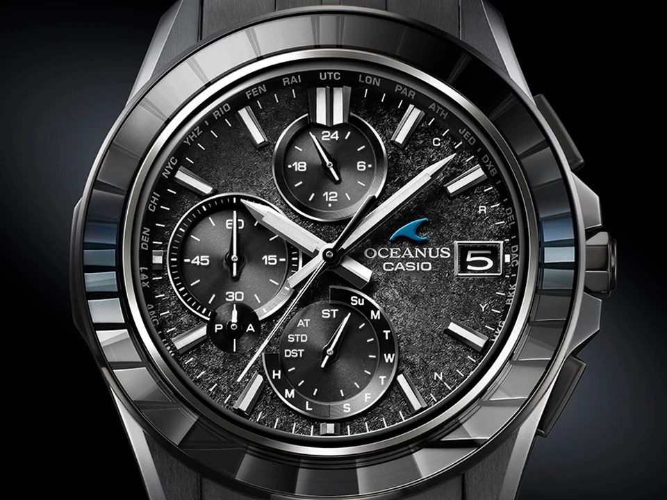 限りない黒。さりげない青。