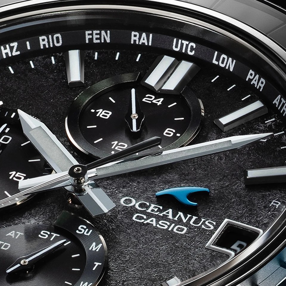 月影を映す精緻な表情。