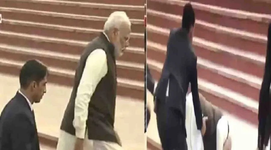 படிக்கட்டில் தடுமாறி விழுந்த பிரதமர் மோடியை தூக்கிவிட்ட பாதுகாவலர்கள்.. வைரலாகும் வீடியோ