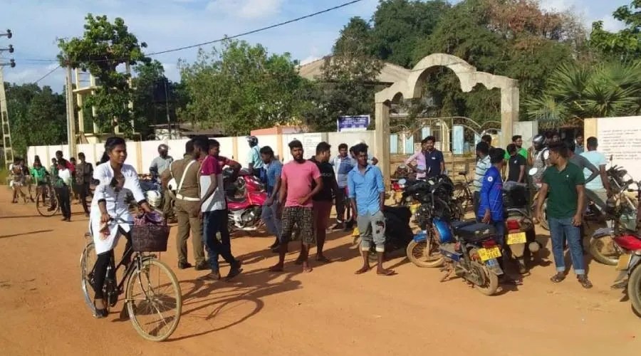 மாணவியிடம் இழிவாக நடந்துக் கொள்ள முயற்சித்த ஆசிரியருக்கு பொதுமக்களால் நேர்ந்த கதி!