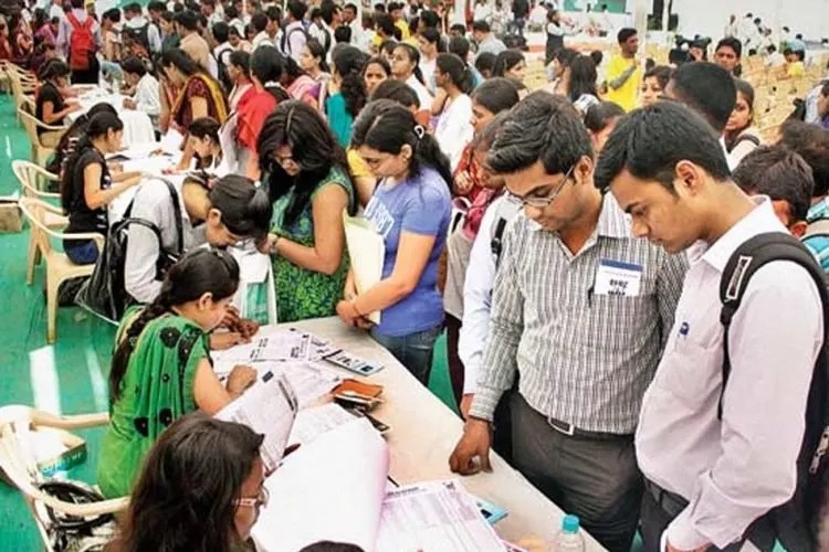 70,000 விண்ணப்பங்கள்; 42,000 பட்டதாரிகளுக்கு நியமனம்: 3 நாள்களுக்குள் பிரதேச செயலரிடம் அறிக்கையிடவேண்டும்