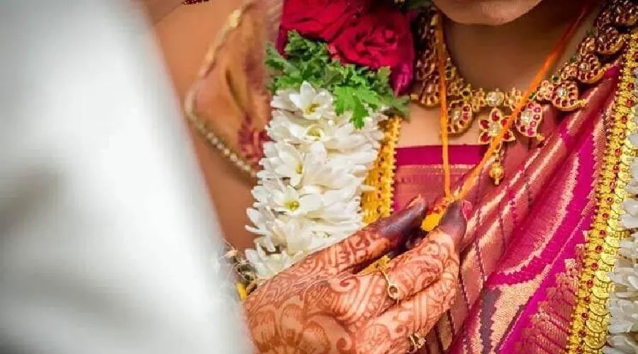 தெரு முழுக்க போஸ்டர்….கணவர் மற்றும் மாமியாரை அதிரவைத்த மருமகள்!