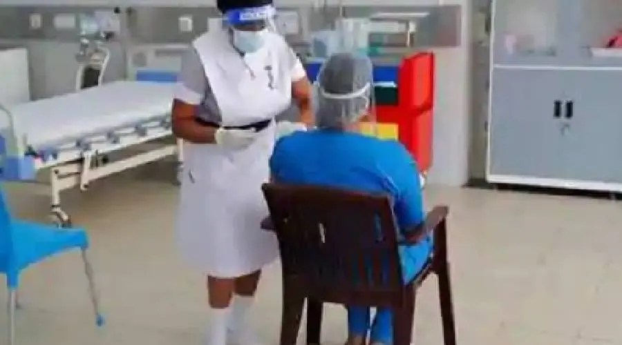 இலங்கையில் கொரோனா தடுப்பூசி பெற்ற பெண் வைத்தியசாலையில்