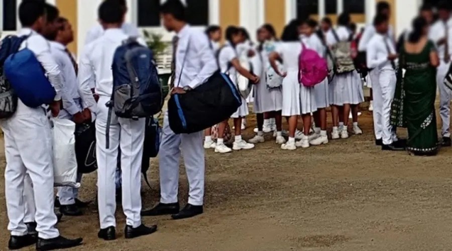 வவுனியாவில் ஓடி ஒளிந்த அதிபர்கள், ஆசிரியர்கள்: பாடசாலை வர கட்டுப்பாடு