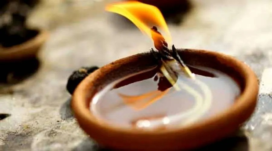 அகல் விளக்கை இந்த திசையில் வைத்தால் துரதிஷ்டம் துரத்தி துரத்தி அடிக்கும்! பேராபத்து கூட நிகழும்… எந்த திசையில் வைத்தால் லட்சாதிபதியாகலாம்?