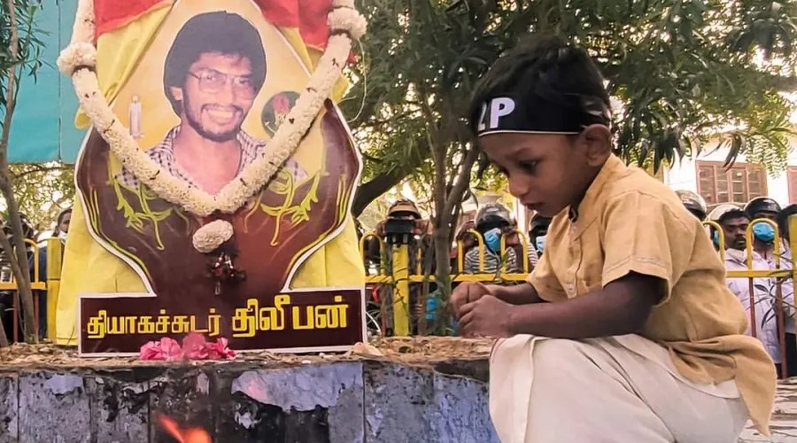 தியாகி திலீபனின் நினைவுத் தூபியில் அஞ்சலி செலுத்திய போராட்டகாரர்கள்; நெகிழவைத்த சம்பவம்