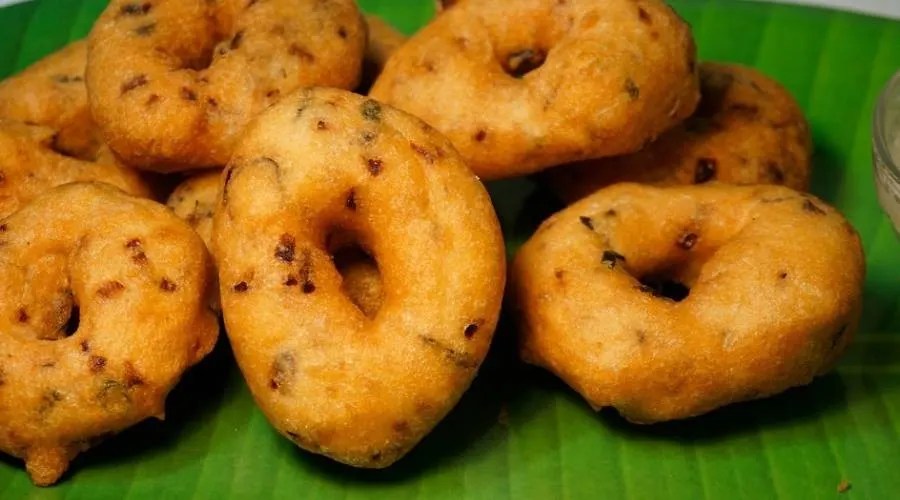உளுந்துவடை கேட்டு தகராறு செய்த நபருக்கு வடையால் அபிஷேகம் செய்த ஊழியர்! யாழில் விசித்திர சம்பவம்