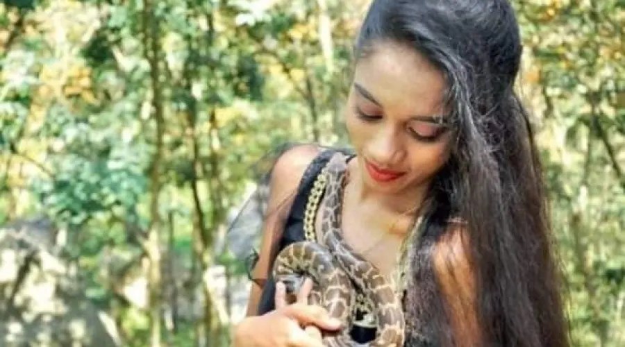 பாம்புகளுடன் பாசமாக பழகும் இலங்கை யுவதி