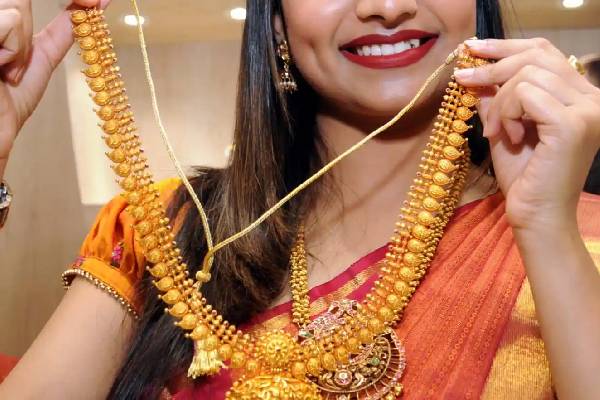தொடர் சரிவில் தங்கம் விலை; இல்லத்தரசிகள் மகிழ்ச்சி
