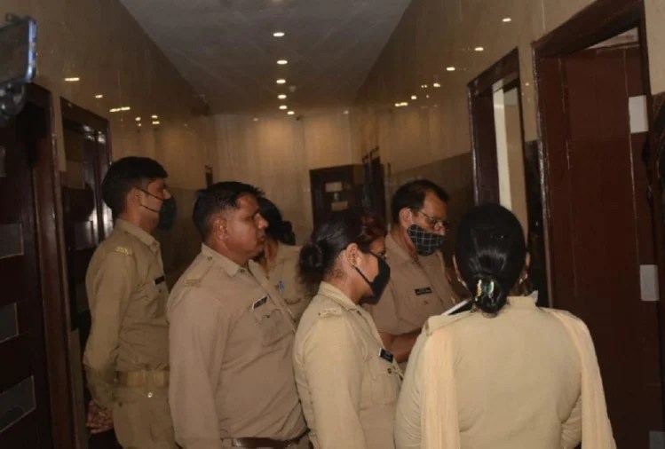 Spa Sex Racket Uttarakhand .सेक्स रैकेट: स्पा में जिस्मफरोशी का गंदा धंधा, केबिन में ऐसे हाल में मिले तीन युवक और तीन युवतियां देखकर पुलिसकर्मी भी चौंके 1 sex scandal raid