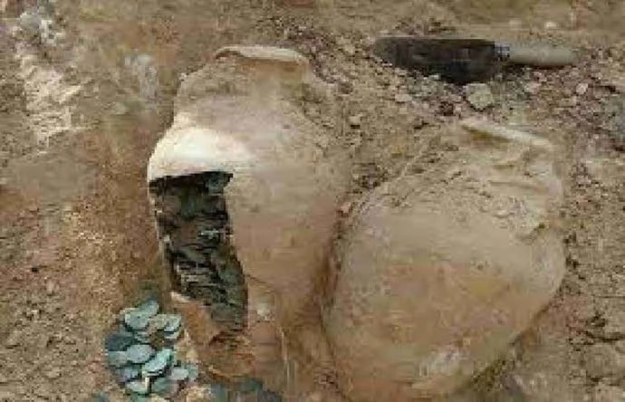 Khajana: खुदाई में निकली तालबंद पुश्तैनी तिजोरी, अंदर है खजाना! 80 वर्षीय दादी के पास है चाबी; बताया क्या है इसमें 1 images 20