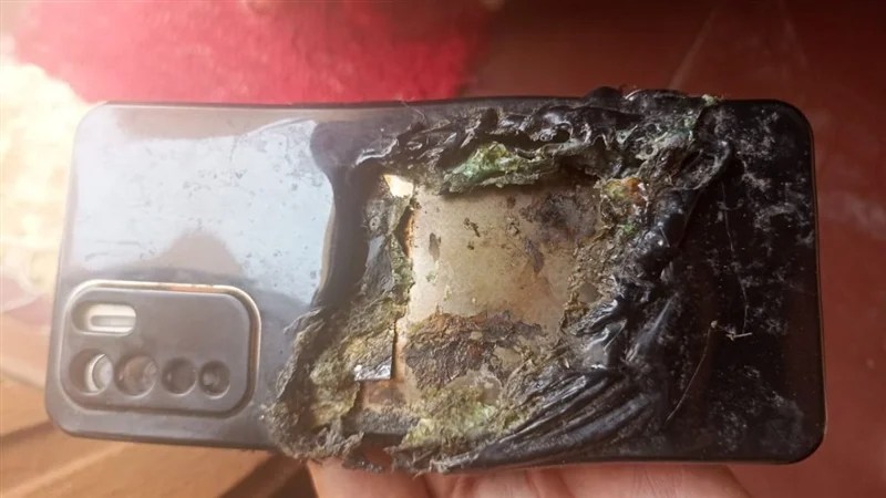 fire in mobile गर्मी में जरा सावधान, इस शख्स के साथ रखे मोबाइल में क्या हुआ पढ़िए 1 28 05 2024 whatsapp image 2024 05 28 at 7.24.21 pm