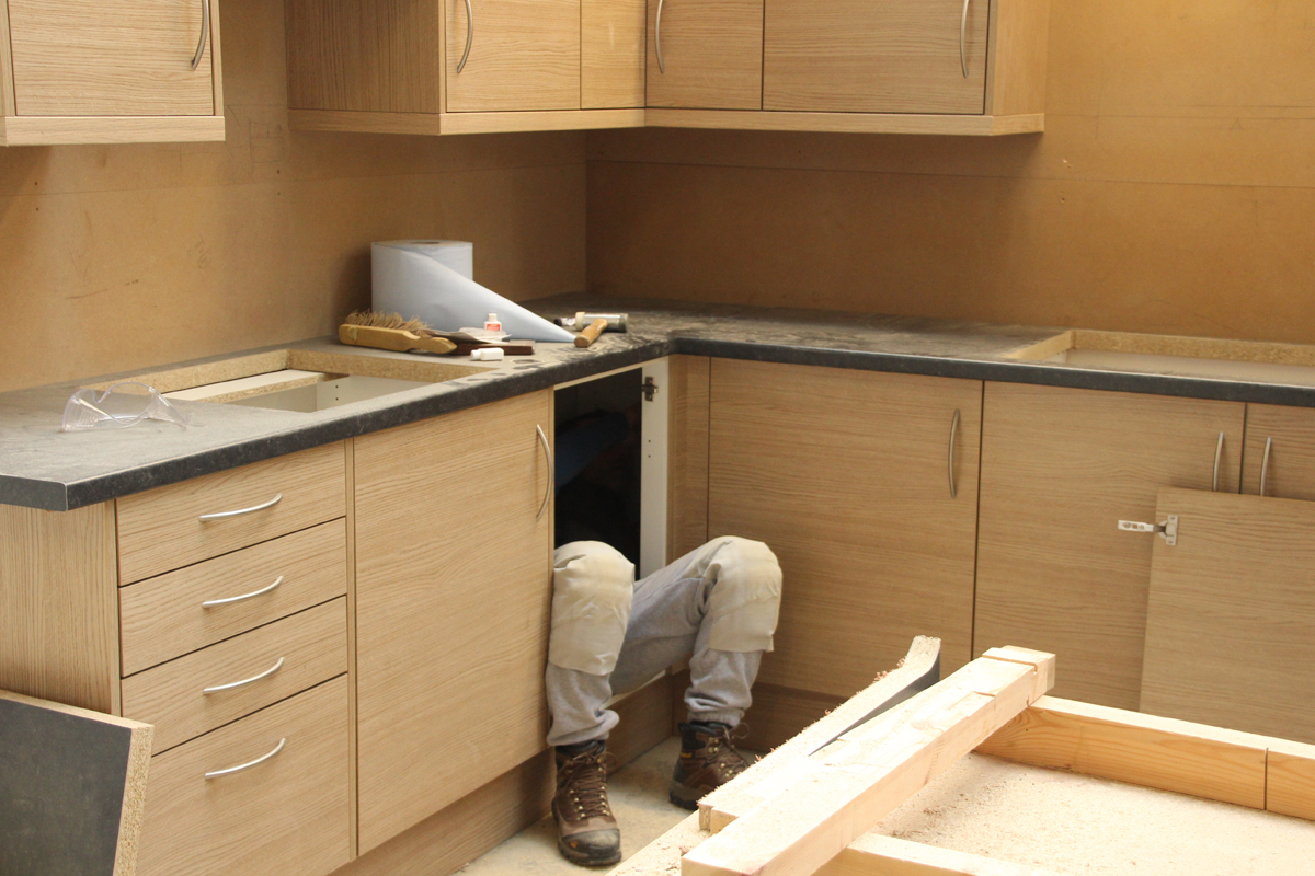 Kitchen fitting course in action