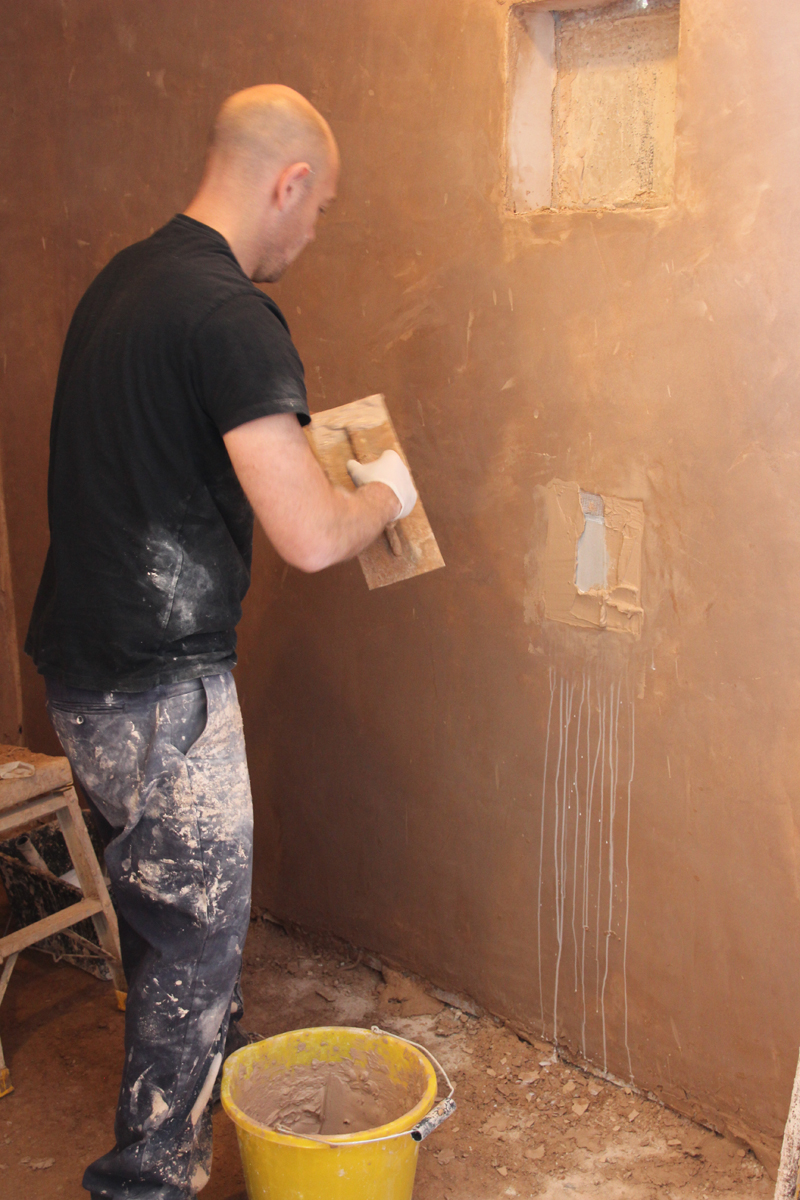 Plastering course in action