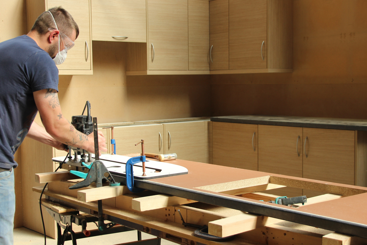 Kitchen fitting course in action