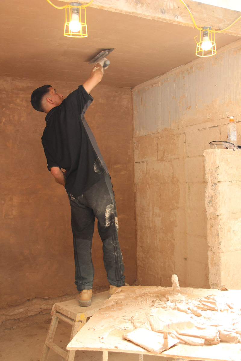 Plastering course in action