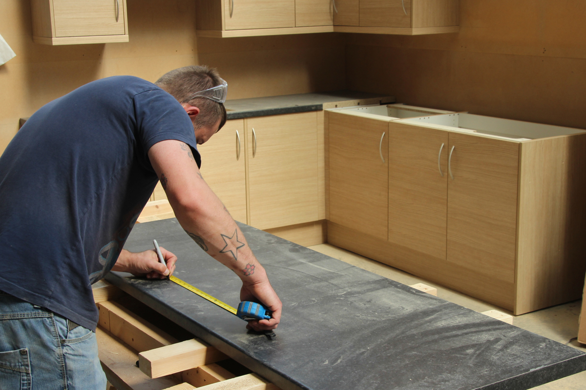 Kitchen fitting course in action