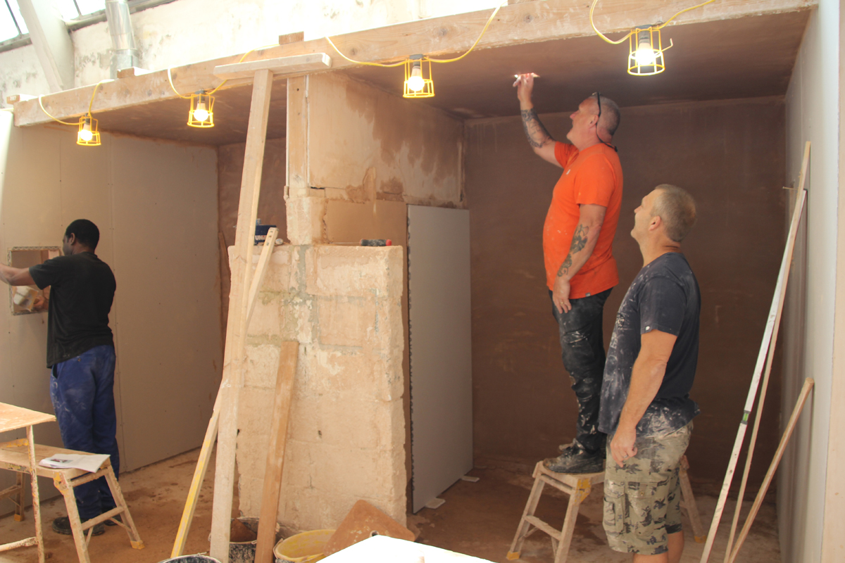 Skimming a ceiling
