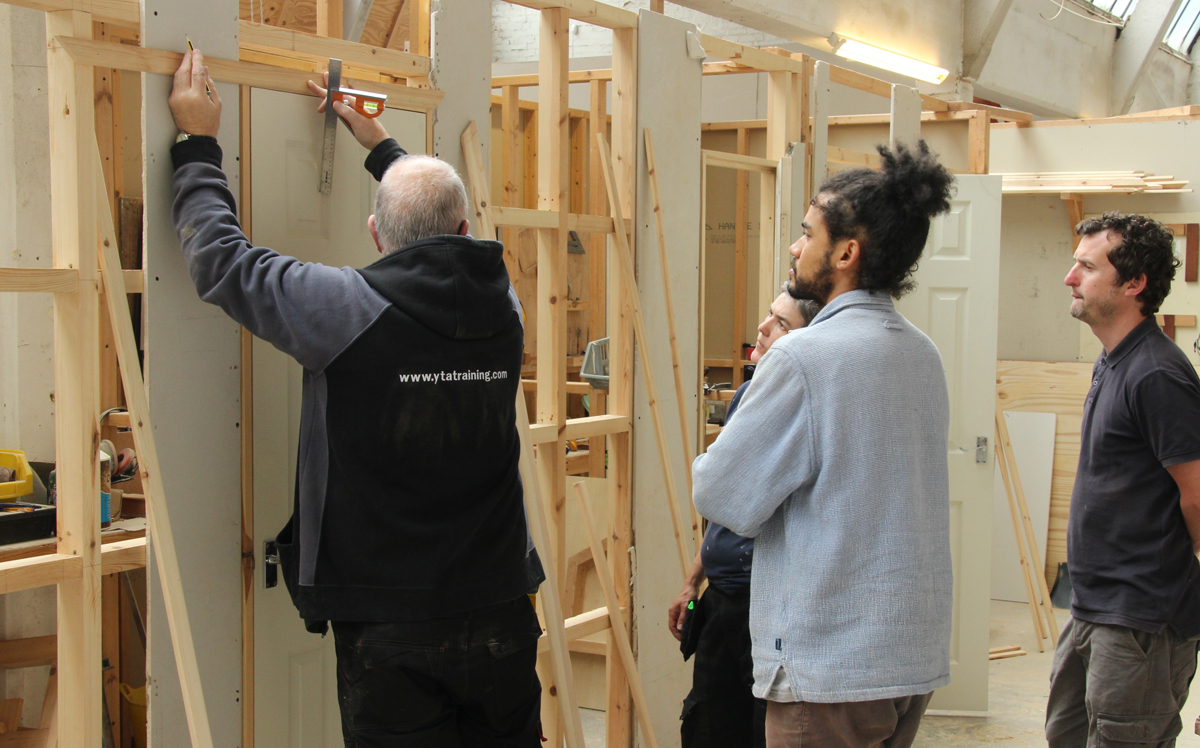 Marking out and fitting architrave