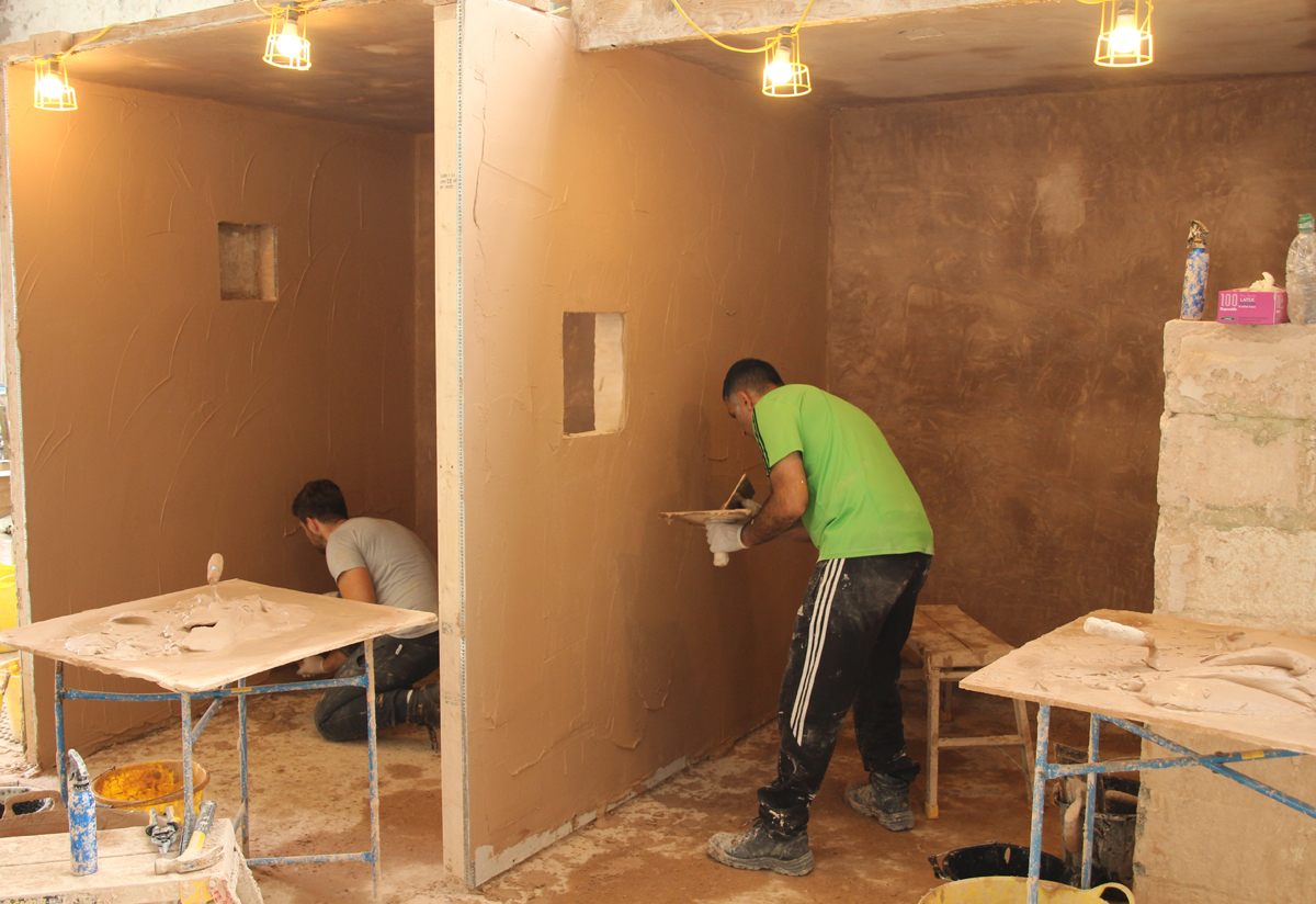 Skim a wall with plaster