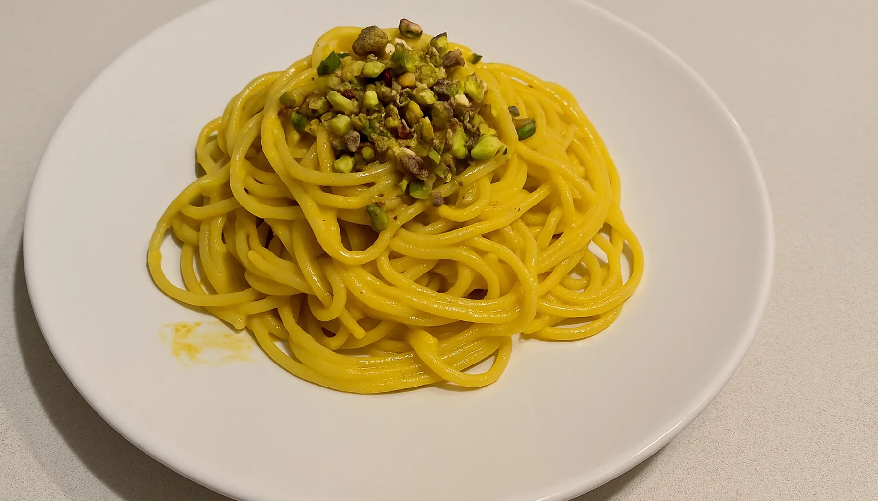 Scopri di più sull'articolo Spaghetti allo Zafferano e Pistacchi