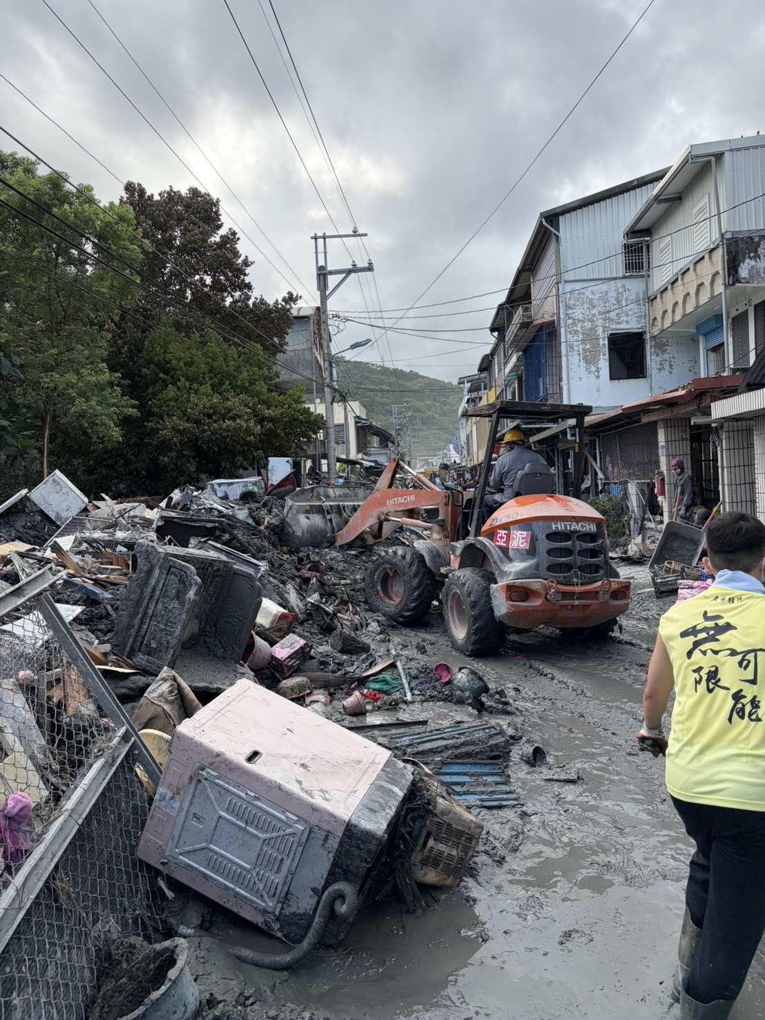 馬太鞍溪洪劫後 亞泥挖土機「清」鄉救家園