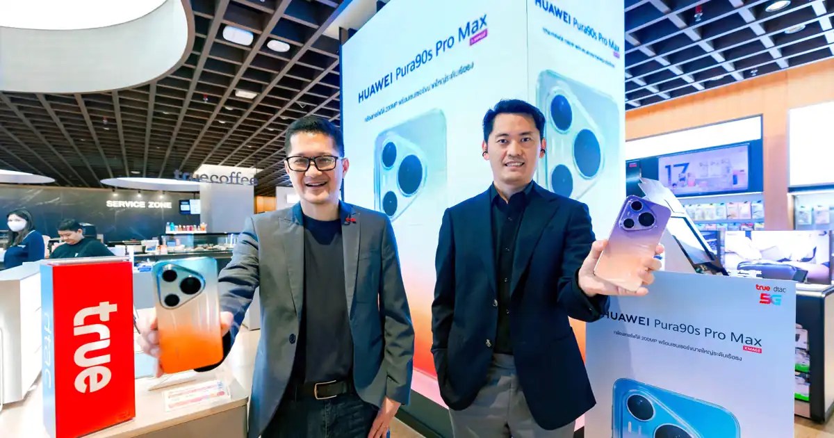ผู้บริหารทรูและหัวเว่ยถือ HUAWEI Pura 90s Pro Max ในงานเปิดตัว