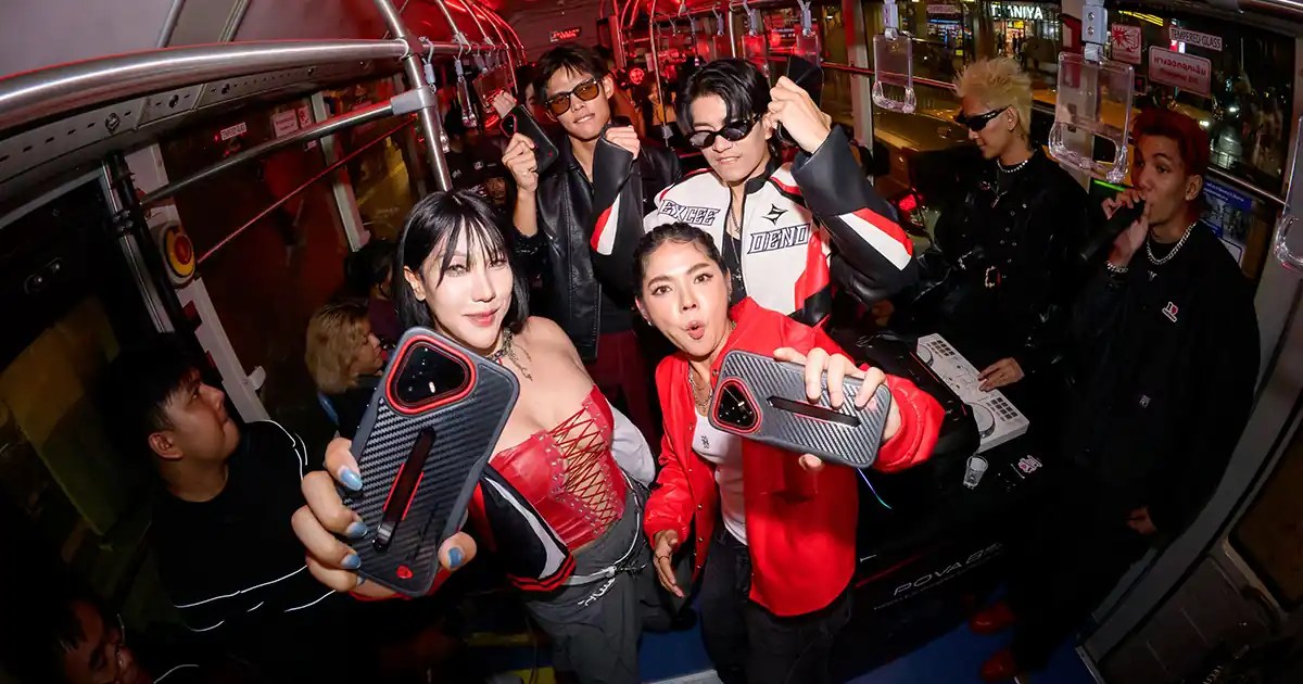 กลุ่มผู้ร่วมงานบน Hero Bus กับสมาร์ตโฟน TECNO POVA 8 Tonino Lamborghini Edition
