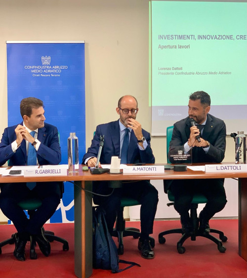 Nuovo accordo tra Confindustria e Intesa Sanpaolo: 3,5 miliardi di euro alle imprese abruzzesi per investimenti, innovazione e credito.