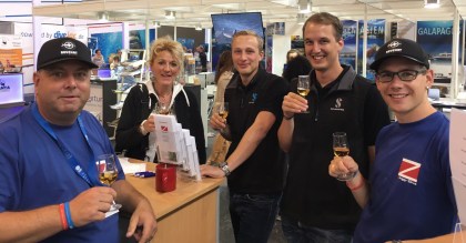 Anstossen mit unseren Kollegen Gabriela, Fabian und Michi von der Tauchschule "Eat, Sleep and Dive" aus Rorschach. 