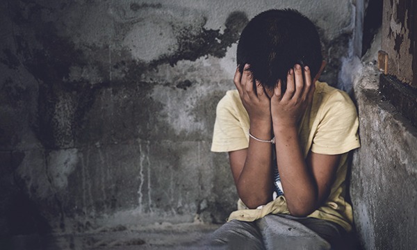 Niño se tapa el rostro por miedo y angustia