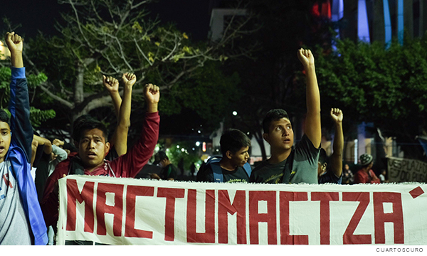 Estudiantes de normales rurales con manta de la escuela Mactumactzá