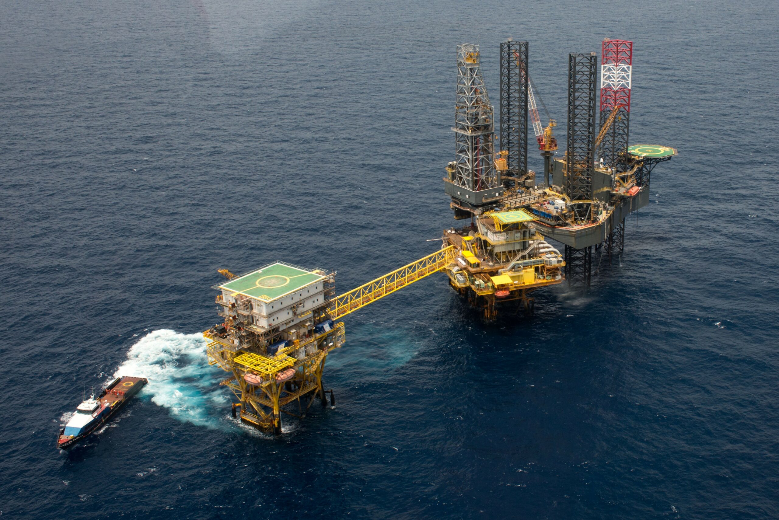 Ante alza en precio de petróleo, México podría aplicar Impuesto Especial sobre Producción y Servicios (IEPS) a combustibles